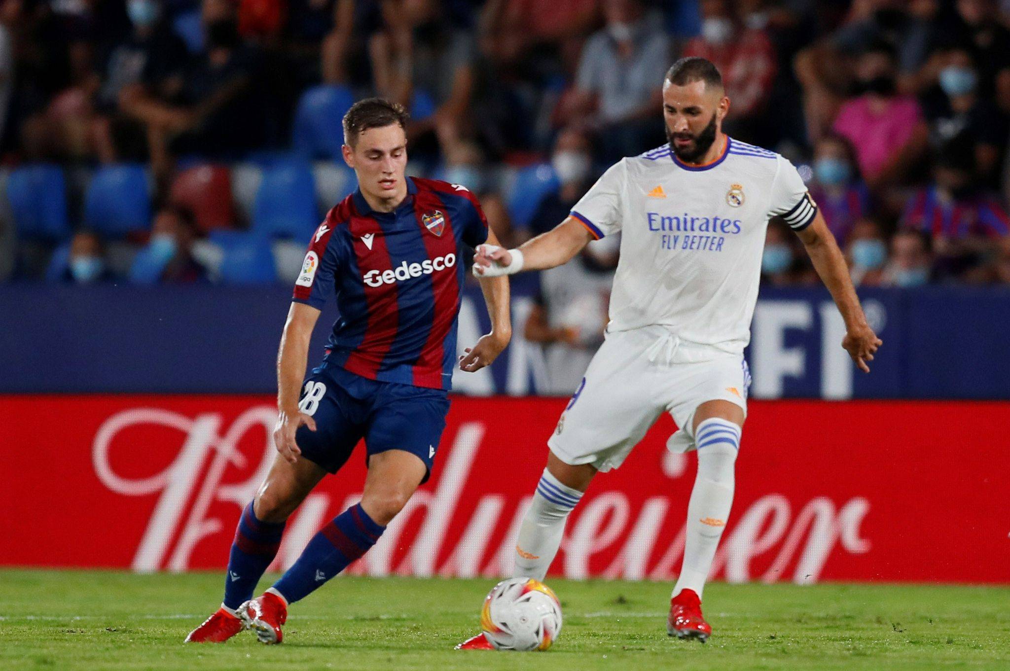 窗口期布莱顿调整名单以备欧超杯;回应争议环节打磨;气氛紧张;临场指挥获称赞  窗口期布莱顿调整名单以备欧超杯;回应争议环节打磨;气氛紧张;临场指挥获称赞