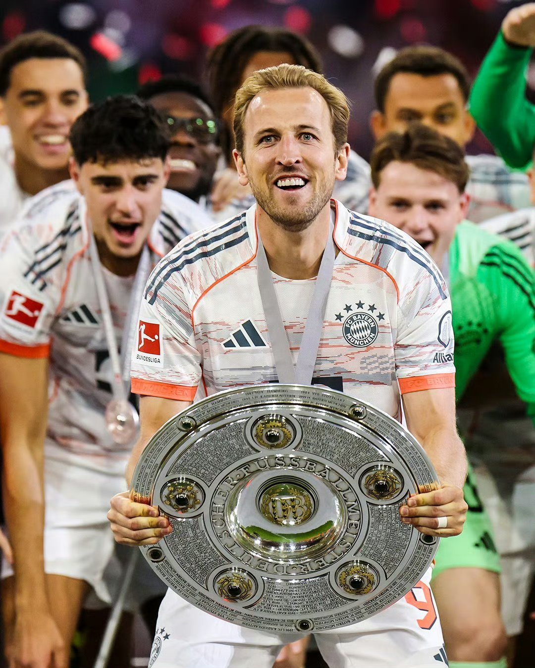 包含凯恩重返赛场，持续失利首场状态出色，独行侠观众沸腾！引发球迷热议的词条